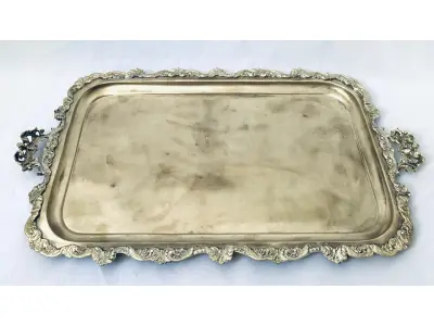 LOTE 174 - 01 LINDA E TRABALHADA BANDEJA EM METAL COM BORDA TRABALHADA E DUAS ALÇAS LATERAIS. MED. 58X32 CM. (NO ESTADO) ATENÇÃO! FAZER A VISITAÇÃO ANTES DE ARREMATAR, NÃO SABEMOS SE FUNCIONA, LEILÃO NÃO TEM GARANTIA E NEM DEVOLUÇÃO, SUJEITO A POSSÍVEIS AVARIAS VISÍVEIS/OCULTAS E/OU AUSÊNCIA DE COMPONENTES.