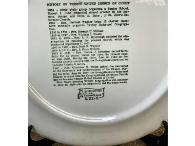 LOTE 191 - 01 RARO E BELO PRATO VERDE SOBRE BRANCO, FEITO EM 1966 PARA CELEBRAR O 75º ANIVERSÁRIO DA IGREJA UNIDA DE CRISTO DA TRINDADE EM ALLENTOWN, CONDADO DE LEHIGH, PENSILVÂNIA. INFELIZMENTE, ACREDITO QUE A IGREJA UNIDA DE CRISTO DA TRINDADE FECHOU HÁ ALGUNS ANOS, DEVIDO AO ENCOLHIMENTO DA CONGREGAÇÃO. O CONTEXTO HISTÓRICO DA IGREJA ESTÁ NO VERSO DO PRATO. O PRATO FOI FEITO PELA KETTLESPRINGS KILNS, ALLIANCE, OHIO, E TEM 25 CM DE DIÂMETRO, CÓDIGO Nº 1532.O SUPORTE DO PRATO NÃO ESTÁ INCLUÍDO. (NO ESTADO) ATENÇÃO! FAZER A VISITAÇÃO ANTES DE ARREMATAR, NÃO SABEMOS SE FUNCIONA, LEILÃO NÃO TEM GARANTIA E NEM DEVOLUÇÃO, SUJEITO A POSSÍVEIS AVARIAS VISÍVEIS/OCULTAS E/OU AUSÊNCIA DE COMPONENTES.