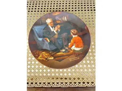 LOTE 269 - 01 PRATO VINTAGE NORMAN ROCKWELL EDIÇÃO LIMITADA "THE TYCOON"O MAGNATA" É NUMERADO U7789. CONFORME INDICADO NO VERSO, É "DA ÚNICA EDIÇÃO LIMITADA DE "THE TYCOON" DE NORMAN ROCKWELL. SEXTO NA COLEÇÃO ROCKWELL HERITAGE. FABRICADO EM UMA EDIÇÃO LIMITADA PERMANENTEMENTE FECHADA EM 1982 PELA KNOWLES E CERTIFICADO COMO UM VERDADEIRO CLÁSSICO ROCKWELL PELA ROCKWELL SOCIETY OF AMERICA. NÚMERO BRADEX DO PRATO: 84-R70-3.6. DIÂMETRO 8,5". ESTE PRATO DE COLECIONADOR É DA SÉRIE HERITAGE. UM PRESENTE PERFEITO PARA COLECIONADORES NORMAN ROCKWELL, PARA DECORAÇÃO CLÁSSICA. COM NOTA DE COMPRA EM, 21/04/1982 COM TODOS FOLHETOS DA ÉPOCA.ITEM COMPRADO EM GARAGEM DE ANTIGUIDADES NOS EUA. SUPORTE PARA PRATO NÃO INCLUÍDO NESTA VENDA. (NO ESTADO) ATENÇÃO! FAZER A VISITAÇÃO ANTES DE ARREMATAR, NÃO SABEMOS SE FUNCIONA, LEILÃO NÃO TEM GARANTIA E NEM DEVOLUÇÃO, SUJEITO A POSSÍVEIS AVARIAS VISÍVEIS/OCULTAS E/OU AUSÊNCIA DE COMPONENTES.