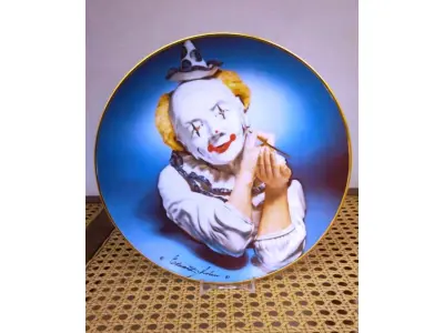 LOTE 327 - 01 PRATO DE EDWARD J. ROHN CASA DA MOEDA DE CARSON "WHITE-FALDED CLOWN" DA CARSON MINT. PRIMEIRO PRATO DA SÉRIE "BIG TOP", EM PORTUGUES "A ROSTO BRANCO".1981, COM DIÂMETRO DE 21,5 CM, PERFEITO, COM CAIXA ORIGINAL E CERTIFICADO DE AUTENTICIDADE VENDAS DESSE PRATO DOI DE APENAS 60 DIAS NOS EUA E LOGO EM SEGUIDA FECHADA AS VENAS ITEM RARO.PEÇA COMPRADA EM GARAGEM DE ANTIGUIDADES NOS EUA. “SUPORTE PARA PRATO NÃO INCLUÍDO NESTA VENDA.” . (NO ESTADO) ATENÇÃO! FAZER A VISITAÇÃO ANTES DE ARREMATAR, NÃO SABEMOS SE FUNCIONA, LEILÃO NÃO TEM GARANTIA E NEM DEVOLUÇÃO, SUJEITO A POSSÍVEIS AVARIAS VISÍVEIS/OCULTAS E/OU AUSÊNCIA DE COMPONENTES.