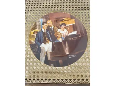LOTE 273 - 01 PRATO DE COLECIONADOR VINTAGE KNOWLES NORMAN ROCKWELL -CLOSE HARMONY NUMERADA CERTIFICADO DE AUTENTICIDADE. "CLOSE HARMONY" DE NORMAN ROCKWELL, THE ROCKWELL LIGHT CAMPAIGN SERIES COLLECTION, DA EDWIN M KNOWLES CHINA CO., COLLECTOR PLATE. COM CERTIFICADO DE AUTENTICIDADE E CAIXA ORIGINAL E FOLHETOS E NOTA DE COMPRA DATADA EM 21/08/1984. ESTE É UM ITEM VINTAGE MUITO BONITO. PRATO DE  NÚMERO 5722 D. DA ÚNICA EDIÇÃO LIMITADA DE "CLOSE HARMONY" DE NORMAN ROCKWELL. QUINTO NA COLEÇÃO ROCKWELL ROCKWELL'S LIGHT CAMPAIGN SERIES. FEITO EM UMA EDIÇÃO ESTRITAMENTE LIMITADA A CENTO E CINQUENTA DIAS DE DISPARO E CERTIFICADO COMO UM "VERDADEIRO CLÁSSICO ROCKWELL" PELA THE ROCKWELL SOCIETY OF AMERICA.1986 TODOS OS DIREITOS RESERVADOS. EMITIDO COM A COOPERAÇÃO DA GENERAL ELECTRIC COMPANY (SELO) O NOME, MAIS ANTIGO DA AMÉRICA 1854 EDWIN M KNOWLES, EM PORCELANA FINA NEWELL VIRGINIA EUA.SELO CORPORATIVO, OFICIAL DA ROCKWELL SOCIETY OF AMERICA..COMPRADAS EM LOJAS DE ANTIGUIDADES DOS EUA.O SUPORTE DO PRATO NÃO ESTÁ INCLUÍDO. (NO ESTADO) ATENÇÃO! FAZER A VISITAÇÃO ANTES DE ARREMATAR, NÃO SABEMOS SE FUNCIONA, LEILÃO NÃO TEM GARANTIA E NEM DEVOLUÇÃO, SUJEITO A POSSÍVEIS AVARIAS VISÍVEIS/OCULTAS E/OU AUSÊNCIA DE COMPONENTES.
