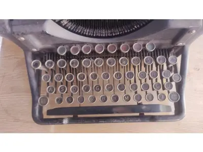 LOTE 425 - 01 MÁQUINA DE ESCREVER ANTIGA DÉCADA DE 70. (NO ESTADO) ATENÇÃO! FAZER A VISITAÇÃO ANTES DE ARREMATAR, NÃO SABEMOS SE FUNCIONA, LEILÃO NÃO TEM GARANTIA E NEM DEVOLUÇÃO, SUJEITO A POSSÍVEIS AVARIAS VISÍVEIS/OCULTAS E/OU AUSÊNCIA DE COMPONENTES.