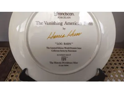 LOTE 183 - 01 RARO PRATO PORCELANA FRANCISCANA DA HISTORIC PROVIDENCE MINT WORLD PREMIER FIRST EDITION, DE 1983, DA SÉRIE THE VANISHING AMERICAN BARN, DA HARRIS HIEN, A SEGUNDA EDIÇÃO DA SÉRIE, INTITULADA "THE LOG BARN", NEW". O PRATO APRESENTA UMA REPRESENTAÇÃO ÚNICA, DETALHADA E COLORIDA DE UM TIPO DE CELEIRO AMERICANO, SITUADO EM UM CENÁRIO DE FAZENDA DE DIFERENTES REGIÕES DO PAÍS, COM DETALHES DOURADOS NA BORDA. ESTAMPADAS NA PARTE INFERIOR COM O NOME DA SÉRIE, TÍTULO, ASSINATURA IMPRESSA DO ARTISTA E A MARCA THE HISTORIC PROVIDENCE MINT, E MEDEM APROXIMADAMENTE 21,8 CM DE DIÂMETRO. EM EXCELENTE ESTADO, POSSUI A CAIXA ORIGINAL E OS DOCUMENTOS DE EPOCA NOTAS FISCAIS.O SUPORTE DO PRATO NÃO ESTÁ INCLUÍDO. . (NO ESTADO) ATENÇÃO! FAZER A VISITAÇÃO ANTES DE ARREMATAR, NÃO SABEMOS SE FUNCIONA, LEILÃO NÃO TEM GARANTIA E NEM DEVOLUÇÃO, SUJEITO A POSSÍVEIS AVARIAS VISÍVEIS/OCULTAS E/OU AUSÊNCIA DE COMPONENTES.