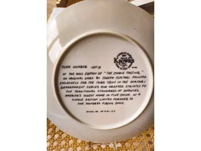 LOTE 324 - 01  PRATO DOS AVÓS CSATARI" PRATO DE COLECIONADOR KNOWLES * DE 1982 JOSEPH CSATARI MAIS ANTIGO DE EDWIN M. NÚMERO DA PLACA 1167 B COM 21 CM DE DIAMETRO. ÚNICA EDIÇÃO DE "THE COOKIE TASTING, " "EM PORTUGUES A DEGUSTAÇÃO DE BISCOITOS"UMA OBRA ORIGINAL DE JOSEPH CSATARI, PINTADA EXCLUSIVAMENTE PARA A QUARTA EDIÇÃO DA SÉRIE CSATARI GRANDPARENT E FEITA RIGOROSAMENTE SEGUNDO OS PADRÕES TRADICIONAIS DE KNOWLES, O NOME MAIS ANTIGO DA AMÉRICA EM PORCELANA FINA, EM UMA ÚNICA EDIÇÃO LIMITADA E FECHADA PARA SEMPRE A CEM DIAS DE QUEIMA DE ESTOQUE . BRADEN NO. 84-K-41-4.3.COM CAIXA E CERTIFICADO E FOLHETOS  ORIGINAIS.PEÇA COMPRADA EM GARAGEM DE ANTIGUIDADES NOS EUA. SUPORTE PARA PRATO NÃO INCLUÍDO NESTA VENDA. (NO ESTADO) ATENÇÃO! FAZER A VISITAÇÃO ANTES DE ARREMATAR, NÃO SABEMOS SE FUNCIONA, LEILÃO NÃO TEM GARANTIA E NEM DEVOLUÇÃO, SUJEITO A POSSÍVEIS AVARIAS VISÍVEIS/OCULTAS E/OU AUSÊNCIA DE COMPONENTES.
