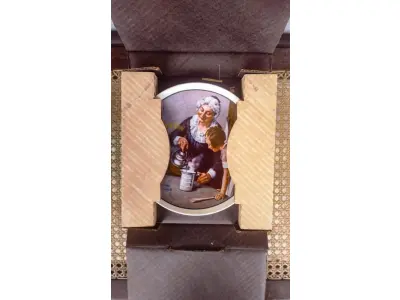 01 PRATO DE NORMAN ROCKWELL PARA O DIA DAS MÃES DE 1982, "THE COOKING LESSON", DA PORCELANA FINA KNOWLES. O NÚMERO DO PRATO É 13025N , DA PRIMEIRA EDIÇÃO LIMITADA. O SÉTIMO DE UMA SÉRIE ANUAL PARA O DIA DAS MÃES. CERTIFICADO PELA ROCKWELL SOCIETY OF AMERICA. ESTE PRATO É UMA EDIÇÃO LIMITADA, PERMANENTEMENTE FECHADA, FEITA EM 7 DE MAIO DE 1982 PELA KNOWLES, A MARCA MAIS ANTIGA DA AMÉRICA EM PORCELANA FINA. O PRATO MEDE 21,8 CM DE DIÂMETRO E ESTÁ EM ÓTIMO ESTADO ITEM COMPRADO EM 2/10/1982 COM CERTIFICADO DE AUTENTICIDADE NOTAS E DOCUMENTOS DE COMPRA.  ITEM COMPRADO EM GARAGENS DE ANTIGUIDADES NOS EUA.SUPORTE PARA PRATO NÃO INCLUÍDO NESTA VENDA. (NO ESTADO) ATENÇÃO! FAZER A VISITAÇÃO ANTES DE ARREMATAR, NÃO SABEMOS SE FUNCIONA, LEILÃO NÃO TEM GARANTIA E NEM DEVOLUÇÃO, SUJEITO A POSSÍVEIS AVARIAS VISÍVEIS/OCULTAS E/OU AUSÊNCIA DE COMPONENTES.