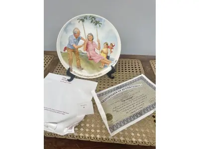 LOTE 280 - 01 PRATO DOS AVÓS CSATARI" PRATO DE COLECIONADOR KNOWLES * JOSEPH CSATARI MAIS ANTIGO DE EDWIN M. NÚMERO DA PLACA 12672 COM 21 CM DE DIAMETRO. ÚNICA EDIÇÃO DE "THE SWINGER", " EM PORTUGUES UMA OBRA ORIGINAL DE JOSEPH CSATARI, PINTADA EXCLUSIVAMENTE PARA A QUARTA EDIÇÃO DA SÉRIE CSATARI GRANDPARENT E FEITA RIGOROSAMENTE SEGUNDO OS PADRÕES TRADICIONAIS DE KNOWLES, O NOME MAIS ANTIGO DA AMÉRICA EM PORCELANA FINA, EM UMA ÚNICA EDIÇÃO LIMITADA E FECHADA PARA SEMPRE A CEM DIAS DE QUEIMA DE ESTOQUE . BRADEN NO. 84-K-41-4.4.COM CAIXA E CERTIFICADO E FOLHETOS  ORIGINAIS.PEÇA COMPRADA EM GARAGEM DE ANTIGUIDADES NOS EUA. SUPORTE PARA PRATO NÃO INCLUÍDO NESTA VENDA. (NO ESTADO) ATENÇÃO! FAZER A VISITAÇÃO ANTES DE ARREMATAR, NÃO SABEMOS SE FUNCIONA, LEILÃO NÃO TEM GARANTIA E NEM DEVOLUÇÃO, SUJEITO A POSSÍVEIS AVARIAS VISÍVEIS/OCULTAS E/OU AUSÊNCIA DE COMPONENTES.