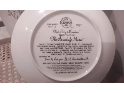 LOTE 300 - 01 RARO PRATO DE  KNOWLES & BRADFORD, COM 21 CM DE DIÂMETRO,NÚMERO BRADEX 84-K41-18.8  EUA DÉCADA DE 80 INCLUI CERTIFICADO DE AUTENTICIDADE, FOLHETO DO PRATO E CAIXA.AMÉRICA DO NORTE 1854 EDWIN M. PLACA NÚMERO 7042D AGORA CHINA 1987 TEMPO NA BELA CHINA 19º OITAVA PLACA EM 'CLIMB EV'RY MOUNTAIN" (EM PORTUGUÊS "ESCALE TODAS AS MONTANHAS") A NOVIÇA REBELDE SÉRIE, A ÚNICA SÉRIE DE PRATOS DE COLECIONADOR PARA COMEMORAR ESTE AMANHÃ MUSICAL, APROVADA PELOS ESTABELECIMENTOS DE RICHARD RODGERS E OSCAR HAMMERSTEIN II. PINTADA EXCLUSIVAMENTE PARA ESTA EDIÇÃO LIMITADA POR T. CRNKOVECH E QUEIMADA EM PORCELANA FINA POR EDWIN M. KNOWLES. ESTRITAMENTE LIMITADA A UM PERÍODO DE QUEIMA NÃO SUPERIOR A 150 DIAS. LANÇADO POR E AS PROPRIEDADES DE HOWARD LINDSAY E RUSSEL CROUSE CORTESIA DA WILLIAMSON MUSIC COMPANY, EDITORA MOTION PICTURE 1965 ARGYLE ENTERPRISES E TWENTIETH CENTURY FOX FILM CORPORATION TODOS OS DIREITOS RESERVADOS DESIGNA MARCA REGISTRADA USADA SOB LICENÇA DO PROPRIETÁRIO NÚMERO BRADEX 84-1941-188,PEÇA COMPRADA EM GARAGEM DE ANTIGUIDADES NOS EUA. SUPORTE PARA PRATO NÃO INCLUÍDO NESTA VENDA. (NO ESTADO) ATENÇÃO! FAZER A VISITAÇÃO ANTES DE ARREMATAR, NÃO SABEMOS SE FUNCIONA, LEILÃO NÃO TEM GARANTIA E NEM DEVOLUÇÃO, SUJEITO A POSSÍVEIS AVARIAS VISÍVEIS/OCULTAS E/OU AUSÊNCIA DE COMPONENTES.