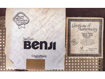 LOTE 328 - 01 PRATO BENJI E TIFFANY É O NÚMERO 2 DE UMA SÉRIE DE PRATOS INTITULADA "WAGS TO RICHES" DA CREATIVE WORLD. COM 21,8 CM DE DIÂMETRO E É LIMITADO A 19.500 PRATOS DO ARTISTA MURRAY KARN, ESTE E O PRATO DE NUMERO 844,1982. E PRODUZIDO PELA ROYAL MANOR PORCELAIN, É A 2ª EDIÇÃO DA COLEÇÃO WAGS TO RICHES.O PRATO ESTÁ EM EXCELENTE ESTADO. COM CERTIFICADO E CAIXA.PEÇA COMPRADA EM GARAGEM DE ANTIGUIDADES NOS EUA. “SUPORTE PARA PRATO NÃO INCLUÍDO NESTA VENDA.”
