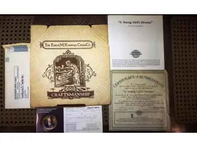 LOTE 292 - 01 PRATO DE PORCELANA COLECIONÁVEL. ASSINATURA KNOWLES 1985 NOME EM PORCELANA FINA DA EDIÇÃO LIMITADA "ROCKWELL'S AMERICAN DREAM" DE 1985. A PLACA TEM SEU PRÓPRIO NÚMERO INDIVIDUAL NA SÉRIE 4716C  E UM NÚMERO NA LISTA INTERNACIONAL DE PLACAS DE COLECIONADOR BRADEX N.º 84 - R70 - 7. 1 COM DECORAÇÃO DE NORMAN ROCKWELL. TEMA  'O SONHO DE UMA JOVEM'. O PRIMEIRO DA SÉRIE AUTORIZADO PELA FAMÍLIA DO AUTOR.PORCELANA FORTE, NOBRE E RESSONANTE. FORMATO LEVEMENTE SEMI PROFUNDO, DECORAÇÃO PICTÓRICA CHARMOSA COM ACABAMENTO ACETINADO. CORES INTERESSANTES BORDA DOURADA. ASSINATURA DO AUTOR NO ANVERSO E NO REVERSO. PARA DECORAÇÃO, COM 21 CM DE DIAMETRO COM CAIXA CERTIFICADO DE AUTENTICIDADE E FOLHETOS ORIGINAIS. (NO ESTADO) ATENÇÃO! FAZER A VISITAÇÃO ANTES DE ARREMATAR, NÃO SABEMOS SE FUNCIONA, LEILÃO NÃO TEM GARANTIA E NEM DEVOLUÇÃO, SUJEITO A POSSÍVEIS AVARIAS VISÍVEIS/OCULTAS E/OU AUSÊNCIA DE COMPONENTES.