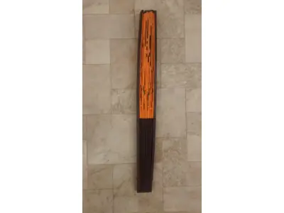 LOTE 303 - 01 LEQUE JAPÓNES ANTIGO GUARDADO A ANOS EM ÓTIMO ESTADO COM 32CM DE COMPRIMENTO. (NO ESTADO) ATENÇÃO! FAZER A VISITAÇÃO ANTES DE ARREMATAR, NÃO SABEMOS SE FUNCIONA, LEILÃO NÃO TEM GARANTIA E NEM DEVOLUÇÃO, SUJEITO A POSSÍVEIS AVARIAS VISÍVEIS/OCULTAS E/OU AUSÊNCIA DE COMPONENTES.