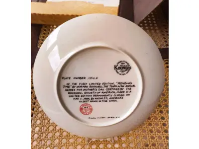01  PRATO DE COLECIONADOR PRIMEIRA EDIÇÃO LIMITADA DA NORMAN ROCKWELL CELEBRA O DIA DAS MÃES “ MENDING TIME”  “ EM PORTUGUES TEMPO DE CONSERTO" O PRATO DE CERÂMICA MULTICOLORIDO PRATO NUMERAO 17216 B APRESENTA UM DESIGN VINTAGE QUE EXPÕE A ARTE DA PRODUÇÃO DE CERÂMICA NO FINAL DO SÉCULO XX. O PRATO É PERFEITO PARA COLECIONADORES OU COMO UM PRESENTE ESPECIAL PARA ALGUÉM QUE APRECIA A CULTURA E A ARTE AMERICANAS. A TÉCNICA DE PRODUÇÃO DO PRATO É A CERÂMICA E ELE FOI FABRICADO NOS ESTADOS UNIDOS. COM SELAO DE ATUTENTICIDADE EM EXCELENTE ESTADO. O SUPORTE DO PRATO NÃO ESTÁ INCLUÍDO. PEÇA COMPRADA EM GARAGEM DE ANTIGUIDADES NOS EUA. COM CAIXA E CERTIFICADO DE AUTENTICIDADE ORIGINAL. SUPORTE PARA PRATO NÃO INCLUÍDO NESTA VENDA. (NO ESTADO) ATENÇÃO! FAZER A VISITAÇÃO ANTES DE ARREMATAR, NÃO SABEMOS SE FUNCIONA, LEILÃO NÃO TEM GARANTIA E NEM DEVOLUÇÃO, SUJEITO A POSSÍVEIS AVARIAS VISÍVEIS/OCULTAS E/OU AUSÊNCIA DE COMPONENTES.
