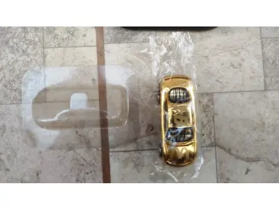 LOTE 150 - 01 RARO CARRO COLECIONÁVEL DA NASCAR COM O 50º ANIVERSÁRIO EM EXPOSIÇÃO BILL ELLIOTT OURO 24K, ITEM COMPRADO EM GARAGENS DE ANTIGUIDADES NOS EUA. (NO ESTADO) ATENÇÃO! FAZER A VISITAÇÃO ANTES DE ARREMATAR, NÃO SABEMOS SE FUNCIONA, LEILÃO NÃO TEM GARANTIA E NEM DEVOLUÇÃO, SUJEITO A POSSÍVEIS AVARIAS VISÍVEIS/OCULTAS E/OU AUSÊNCIA DE COMPONENTES.