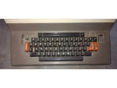 LOTE 427 - 01 MÁQUINA DE ESCREVER ANTIGA. (NO ESTADO) ATENÇÃO! FAZER A VISITAÇÃO ANTES DE ARREMATAR, NÃO SABEMOS SE FUNCIONA, LEILÃO NÃO TEM GARANTIA E NEM DEVOLUÇÃO, SUJEITO A POSSÍVEIS AVARIAS VISÍVEIS/OCULTAS E/OU AUSÊNCIA DE COMPONENTES.