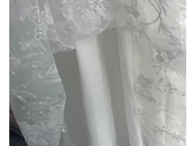 LOTE 119 - 01 VESTIDO DE FESTA DE MANGA LONGA PERSPECTIVA DE COR SÓLIDA CIVIL BRANCO. (NO ESTADO) ATENÇÃO! FAZER A VISITAÇÃO ANTES DE ARREMATAR, NÃO SABEMOS SE FUNCIONA, LEILÃO NÃO TEM GARANTIA E NEM DEVOLUÇÃO, SUJEITO A POSSÍVEIS AVARIAS VISÍVEIS/OCULTAS E/OU AUSÊNCIA DE COMPONENTES.