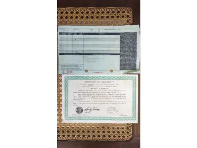 LOTE 153 - 01 LINDO PRATO COLECIONÁVEL NANCY TURNER "MICHAEL'S MIRACLE" EDIÇÃO LIMITADA STRATFORD Nº 5921, ÓTIMO PARA COLEÇÃO. EDIÇÃO LIMITADA, ALTAMENTE COLECIONÁVEL E NUMERADA. EXCELENTE ESTADO DE CONSERVAÇÃO. ESTE PRATO VINTAGE "MILAGROSO DE MICHAEL" É DA SÉRIE INFANTIL DA ARTISTA NANCY TURNER, FEITO EM 1982. É O PRIMEIRO PRATO DA SÉRIE. ACOMPANHA CERTIFICADO, CAIXA ORIGINAL E DOCUMENTAÇÃO. É UMA PRIMEIRA EDIÇÃO COM O NÚMERO 5921. O PRATO TEM 21,8 CM DE DIÂMETRO. O PRATO FOI FEITO PELA STRATFORD LTD, PORCELANA FINA.  ITEM COMPRADO EM GARAGENS DE ANTIGUIDADES NOS EUA. SUPORTE PARA PRATO NÃO INCLUÍDO NESTA VENDA. (NO ESTADO) ATENÇÃO! FAZER A VISITAÇÃO ANTES DE ARREMATAR, NÃO SABEMOS SE FUNCIONA, LEILÃO NÃO TEM GARANTIA E NEM DEVOLUÇÃO, SUJEITO A POSSÍVEIS AVARIAS VISÍVEIS/OCULTAS E/OU AUSÊNCIA DE COMPONENTES.