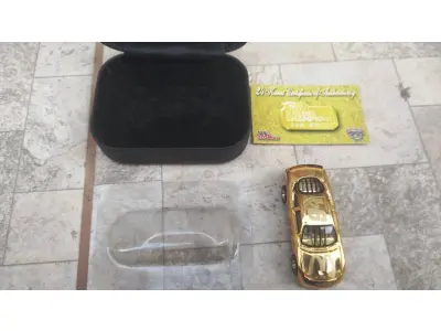 LOTE 150 - 01 RARO CARRO COLECIONÁVEL DA NASCAR COM O 50º ANIVERSÁRIO EM EXPOSIÇÃO BILL ELLIOTT OURO 24K, ITEM COMPRADO EM GARAGENS DE ANTIGUIDADES NOS EUA. (NO ESTADO) ATENÇÃO! FAZER A VISITAÇÃO ANTES DE ARREMATAR, NÃO SABEMOS SE FUNCIONA, LEILÃO NÃO TEM GARANTIA E NEM DEVOLUÇÃO, SUJEITO A POSSÍVEIS AVARIAS VISÍVEIS/OCULTAS E/OU AUSÊNCIA DE COMPONENTES.