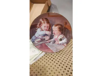 LOTE 294 - ESTE É O TERCEIRO PRATO INTITULADO "DÊ-NOS ESTE DIA" LANÇADO PELA THE HAMILTON COLLECTION & ROMAN INC DE 1986 DA COLEÇÃO INTITULADA "ORAÇÃO DO SENHOR" PRATO COLECIONÁVEL "DÊ-NOS ESTE DIA". A OBRA DE ARTE FOI LINDAMENTE CRIADA PELA ARTISTA ABBIE WILLIAMS. VEM NA CAIXA ORIGINAL. COM 21,5 CM DE DIÂMETRO, PRATO DE NUMERO 2965L, EDIÇÃO LIMITADAS E LANÇADAS E VENDIDAS POR APENAS 10 DIAS DE QUEIMA DE ESTOQUE DA MESMA LOGO APÓS TODOS VENDIDO FOI FECHADO NÃO LANÇARAM MAIS. COM CAIXA E CERTIFICADO E FOLHETOS  ORIGINAIS. PEÇA COMPRADA EM GARAGEM DE ANTIGUIDADES NOS EUA. SUPORTE PARA PRATO NÃO INCLUÍDO NESTA VENDA. (NO ESTADO) ATENÇÃO! FAZER A VISITAÇÃO ANTES DE ARREMATAR, NÃO SABEMOS SE FUNCIONA, LEILÃO NÃO TEM GARANTIA E NEM DEVOLUÇÃO, SUJEITO A POSSÍVEIS AVARIAS VISÍVEIS/OCULTAS E/OU AUSÊNCIA DE COMPONENTES.