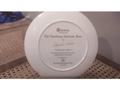 01 RARO PRATO PORCELANA FRANCISCANA DA HISTORIC PROVIDENCE MINT WORLD PREMIER FIRST EDITION, DE 1983, DA SÉRIE THE VANISHING AMERICAN BARN, DA HARRIS HIEN, A SEGUNDA EDIÇÃO DA SÉRIE, INTITULADA "THATCHED BARN", NEW "ENGLAND BARN". O PRATO APRESENTA UMA REPRESENTAÇÃO ÚNICA, DETALHADA E COLORIDA DE UM TIPO DE CELEIRO AMERICANO, SITUADO EM UM CENÁRIO DE FAZENDA DE DIFERENTES REGIÕES DO PAÍS, COM DETALHES DOURADOS NA BORDA. ESTAMPADAS NA PARTE INFERIOR COM O NOME DA SÉRIE, TÍTULO, ASSINATURA IMPRESSA DO ARTISTA E A MARCA THE HISTORIC PROVIDENCE MINT, E MEDEM APROXIMADAMENTE 21,8 CM DE DIÂMETRO. EM EXCELENTE ESTADO, POSSUI A CAIXA ORIGINAL E OS DOCUMENTOS. COM CAIXA E CERTIFICADO E FOLHETOS  ORIGINAIS.PEÇA COMPRADA EM GARAGEM DE ANTIGUIDADES NOS EUA. SUPORTE PARA PRATO NÃO INCLUÍDO NESTA VENDA. (NO ESTADO) ATENÇÃO! FAZER A VISITAÇÃO ANTES DE ARREMATAR, NÃO SABEMOS SE FUNCIONA, LEILÃO NÃO TEM GARANTIA E NEM DEVOLUÇÃO, SUJEITO A POSSÍVEIS AVARIAS VISÍVEIS/OCULTAS E/OU AUSÊNCIA DE COMPONENTES.