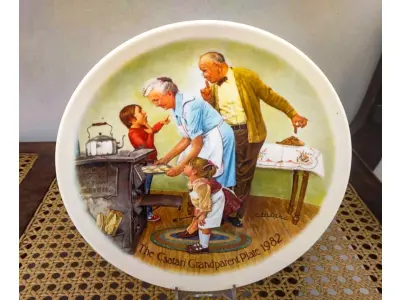 LOTE 324 - 01  PRATO DOS AVÓS CSATARI" PRATO DE COLECIONADOR KNOWLES * DE 1982 JOSEPH CSATARI MAIS ANTIGO DE EDWIN M. NÚMERO DA PLACA 1167 B COM 21 CM DE DIAMETRO. ÚNICA EDIÇÃO DE "THE COOKIE TASTING, " "EM PORTUGUES A DEGUSTAÇÃO DE BISCOITOS"UMA OBRA ORIGINAL DE JOSEPH CSATARI, PINTADA EXCLUSIVAMENTE PARA A QUARTA EDIÇÃO DA SÉRIE CSATARI GRANDPARENT E FEITA RIGOROSAMENTE SEGUNDO OS PADRÕES TRADICIONAIS DE KNOWLES, O NOME MAIS ANTIGO DA AMÉRICA EM PORCELANA FINA, EM UMA ÚNICA EDIÇÃO LIMITADA E FECHADA PARA SEMPRE A CEM DIAS DE QUEIMA DE ESTOQUE . BRADEN NO. 84-K-41-4.3.COM CAIXA E CERTIFICADO E FOLHETOS  ORIGINAIS.PEÇA COMPRADA EM GARAGEM DE ANTIGUIDADES NOS EUA. SUPORTE PARA PRATO NÃO INCLUÍDO NESTA VENDA. (NO ESTADO) ATENÇÃO! FAZER A VISITAÇÃO ANTES DE ARREMATAR, NÃO SABEMOS SE FUNCIONA, LEILÃO NÃO TEM GARANTIA E NEM DEVOLUÇÃO, SUJEITO A POSSÍVEIS AVARIAS VISÍVEIS/OCULTAS E/OU AUSÊNCIA DE COMPONENTES.