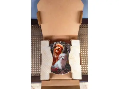 01 PRATO BENJI E TIFFANY É O NÚMERO 2 DE UMA SÉRIE DE PRATOS INTITULADA "WAGS TO RICHES" DA CREATIVE WORLD. COM 21,8 CM DE DIÂMETRO E É LIMITADO A 19.500 PRATOS DO ARTISTA MURRAY KARN, ESTE E O PRATO DE NUMERO 844,1982. E PRODUZIDO PELA ROYAL MANOR PORCELAIN, É A 2ª EDIÇÃO DA COLEÇÃO WAGS TO RICHES.O PRATO ESTÁ EM EXCELENTE ESTADO. COM CERTIFICADO E CAIXA.PEÇA COMPRADA EM GARAGEM DE ANTIGUIDADES NOS EUA. “SUPORTE PARA PRATO NÃO INCLUÍDO NESTA VENDA.”