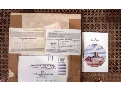 LOTE 316 - 01 RARO PRATO PORCELANA DA COLEÇÃO CELEIROS AMERICANOS EM EXTINÇÃO FRANCISCANA DA HISTORIC PROVIDENCE MINT WORLD PREMIER FIRST EDITION, DE 1983, DA SÉRIE THE VANISHING AMERICAN BARN, DA HARRIS HIEN, A SEGUNDA EDIÇÃO DA SÉRIE, INTITULADA "ROUND  BARN". EM PORTUGUES “CELEIRO REDONDO” O PRATO APRESENTA UMA REPRESENTAÇÃO ÚNICA, DETALHADA E COLORIDA DE UM TIPO DE CELEIRO AMERICANO, SITUADO EM UM CENÁRIO DE FAZENDA DE DIFERENTES REGIÕES DO PAÍS, COM DETALHES DOURADOS NA BORDA. ESTAMPADAS NA PARTE INFERIOR COM O NOME DA SÉRIE, TÍTULO, ASSINATURA IMPRESSA DO ARTISTA E A MARCA THE HISTORIC PROVIDENCE MINT, E MEDEM APROXIMADAMENTE 21,8 CM DE DIÂMETRO. EM EXCELENTE ESTADO, POSSUI A CAIXA ORIGINAL E OS DOCUMENTOS. O SUPORTE DO PRATO NÃO ESTÁ INCLUÍDO. PEÇA COMPRADA EM GARAGEM DE ANTIGUIDADES NOS EUA. SUPORTE PARA PRATO NÃO INCLUÍDO NESTA VENDA. (NO ESTADO) ATENÇÃO! FAZER A VISITAÇÃO ANTES DE ARREMATAR, NÃO SABEMOS SE FUNCIONA, LEILÃO NÃO TEM GARANTIA E NEM DEVOLUÇÃO, SUJEITO A POSSÍVEIS AVARIAS VISÍVEIS/OCULTAS E/OU AUSÊNCIA DE COMPONENTES.