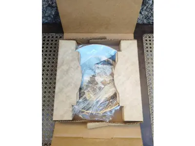 LOTE 287 - 01 RARO PRATO PORCELANA FRANCISCANA DA HISTORIC PROVIDENCE MINT WORLD PREMIER FIRST EDITION, DE 1983, DA SÉRIE THE VANISHING AMERICAN BARN, DA HARRIS HIEN, A SEGUNDA EDIÇÃO DA SÉRIE, INTITULADA "BUCKS COUNTY BARN". O PRATO APRESENTA UMA REPRESENTAÇÃO ÚNICA, DETALHADA E COLORIDA DE UM TIPO DE CELEIRO AMERICANO, SITUADO EM UM CENÁRIO DE FAZENDA DE DIFERENTES REGIÕES DO PAÍS, COM DETALHES DOURADOS NA BORDA. ESTAMPADAS NA PARTE INFERIOR COM O NOME DA SÉRIE, TÍTULO, ASSINATURA IMPRESSA DO ARTISTA E A MARCA THE HISTORIC PROVIDENCE MINT, E MEDEM APROXIMADAMENTE 21,8 CM DE DIÂMETRO. EM EXCELENTE ESTADO, POSSUI A CAIXA ORIGINAL E OS DOCUMENTOS. O SUPORTE DO PRATO NÃO ESTÁ INCLUÍDO. PEÇA COMPRADA EM GARAGEM DE ANTIGUIDADES NOS EUA. (NO ESTADO) ATENÇÃO! FAZER A VISITAÇÃO ANTES DE ARREMATAR, NÃO SABEMOS SE FUNCIONA, LEILÃO NÃO TEM GARANTIA E NEM DEVOLUÇÃO, SUJEITO A POSSÍVEIS AVARIAS VISÍVEIS/OCULTAS E/OU AUSÊNCIA DE COMPONENTES.