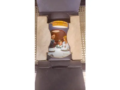 LOTE 195 - 01 PRATO DE COLECIONADOR DE EDIÇÃO LIMITADA APRESENTA A ICÔNICA OBRA DE ARTE DE NORMAN ROCKWELL INTITULADA "THE BIRTHDAY WISH". O PRATO É FEITO DE PORCELANA E TEM 21,5 CM DE DIÂMETRO COM BORDA DOURADA. ACOMPANHA CAIXA ORIGINAL, FOLHETO E CERTIFICADO DE AUTENTICIDADE E NOTA DE COMPRA E DATADA EM 10/16/1984, TORNANDO-SE UM ÓTIMO COMPLEMENTO PARA QUALQUER COLEÇÃO. O PRATO FOI FABRICADO NOS ESTADOS UNIDOS NA DÉCADA DE 1980 E É CONSIDERADO UM ITEM VINTAGE. ALÉM DE SUA IMPORTÂNCIA CULTURAL COMO ITEM COLECIONÁVEL AMERICANO, ESTE PRATO TAMBÉM OSTENTA DIVERSAS CARACTERÍSTICAS, INCLUINDO O STATUS DE EDIÇÃO LIMITADA E A INCLUSÃO DA EMBALAGEM E DOCUMENTAÇÃO ORIGINAIS. É PERFEITO PARA QUALQUER OCASIÃO E UM ÓTIMO PRESENTE PARA QUALQUER COLECIONADOR OU ENTUSIASTA.COMPRADAS EM LOJAS DE ANTIGUIDADES DOS EUA.O SUPORTE DO PRATO NÃO ESTÁ INCLUÍDO. (NO ESTADO) ATENÇÃO! FAZER A VISITAÇÃO ANTES DE ARREMATAR, NÃO SABEMOS SE FUNCIONA, LEILÃO NÃO TEM GARANTIA E NEM DEVOLUÇÃO, SUJEITO A POSSÍVEIS AVARIAS VISÍVEIS/OCULTAS E/OU AUSÊNCIA DE COMPONENTES.