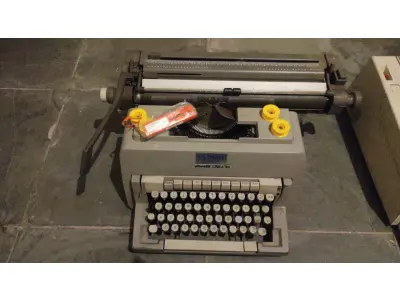 01 MÁQUINA DE ESCREVER ANTIGA OLIVETTI  LINEA 98. (NO ESTADO) ATENÇÃO! FAZER A VISITAÇÃO ANTES DE ARREMATAR, NÃO SABEMOS SE FUNCIONA, LEILÃO NÃO TEM GARANTIA E NEM DEVOLUÇÃO, SUJEITO A POSSÍVEIS AVARIAS VISÍVEIS/OCULTAS E/OU AUSÊNCIA DE COMPONENTES.
