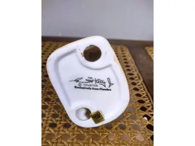 LOTE 194 - 01 ESTATUETA DE PALHAÇO DE CERÂMICA VINTAGE DA COLEÇÃO FLAMBRO DE EMMETT KELLY JR. PAÍS/REGIÃO DE FABRICAÇÃO TAIWAN. ESTA ESTATUETA DO EMMETT KELLY JR. APRESENTA UM PALHAÇO SEGURANDO O ROSTO ENTRE AS MÃOS. ORIGINAL. EXCELENTE ESTADO, SEM LASCAS, RACHADURAS EM ÓTIMO ESTADO PEÇA RARA ITEM LANÇADOS ANOS 90 NOS EUA  CM DE ALTURA E UMA BASE DE 15 ​​CM. COM  SUA ASSINATURA NA PARTE INFERIOR JUNTO COM "EXCLUSIVAMENTE DA FLAMBRO EMPRESA FAMOSA NOS EUA DECADA DE 90, COMPRADAS EM LOJAS DE ANTIGUIDADES DOS EUA. (NO ESTADO) ATENÇÃO! FAZER A VISITAÇÃO ANTES DE ARREMATAR, NÃO SABEMOS SE FUNCIONA, LEILÃO NÃO TEM GARANTIA E NEM DEVOLUÇÃO, SUJEITO A POSSÍVEIS AVARIAS VISÍVEIS/OCULTAS E/OU AUSÊNCIA DE COMPONENTES.