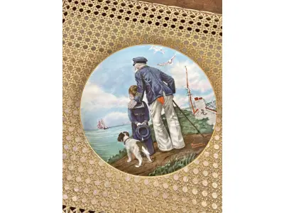 LOTE 173 - 01 PRATO DE COLECIONADOR "LOOKING OUT TO SEA" DA ROYAL EATON NORMAN ROCKWELL, 1982. EDIÇÃO LIMITADA  COM 20 CM DE DIÂMETRO, MULTICOLORIDO, COM DETALHES EM OURO 22 QUILATES. REPRESENTA UM VELHO E UM MENINO COM SEU CACHORRO OLHANDO PARA O MAR.SUPORTE DO PRATO NÃO ESTÁ INCLUÍDO. ITEM COMPRADO EM GARAGENS DE ANTIGUIDADES NOS EUA. (NO ESTADO) ATENÇÃO! FAZER A VISITAÇÃO ANTES DE ARREMATAR, NÃO SABEMOS SE FUNCIONA, LEILÃO NÃO TEM GARANTIA E NEM DEVOLUÇÃO, SUJEITO A POSSÍVEIS AVARIAS VISÍVEIS/OCULTAS E/OU AUSÊNCIA DE COMPONENTES.