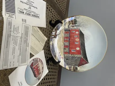 01 RARO PRATO PORCELANA DA COLEÇAO CELEIROS AMERICANOS EM EXTINÇÃO FRANCISCANA DA HISTORIC PROVIDENCE MINT WORLD PREMIER FIRST EDITION, DE 1983, DA SÉRIE THE VANISHING AMERICAN BARN, DA HARRIS HIEN, A SEGUNDA EDIÇÃO DA SÉRIE, INTITULADA "LANCASTER BARN". O PRATO APRESENTA UMA REPRESENTAÇÃO ÚNICA, DETALHADA E COLORIDA DE UM TIPO DE CELEIRO AMERICANO, SITUADO EM UM CENÁRIO DE FAZENDA DE DIFERENTES REGIÕES DO PAÍS, COM DETALHES DOURADOS NA BORDA. ESTAMPADAS NA PARTE INFERIOR COM O NOME DA SÉRIE, TÍTULO, ASSINATURA IMPRESSA DO ARTISTA E A MARCA THE HISTORIC PROVIDENCE MINT, E MEDEM APROXIMADAMENTE 21,8 CM DE DIÂMETRO. EM EXCELENTE ESTADO, POSSUI A CAIXA ORIGINAL E OS DOCUMENTOS.O SUPORTE DO PRATO NÃO ESTÁ INCLUÍDO. PEÇA COMPRADA EM GARAGEM DE ANTIGUIDADES NOS EUA. SUPORTE PARA PRATO NÃO INCLUÍDO NESTA VENDA. (NO ESTADO) ATENÇÃO! FAZER A VISITAÇÃO ANTES DE ARREMATAR, NÃO SABEMOS SE FUNCIONA, LEILÃO NÃO TEM GARANTIA E NEM DEVOLUÇÃO, SUJEITO A POSSÍVEIS AVARIAS VISÍVEIS/OCULTAS E/OU AUSÊNCIA DE COMPONENTES.