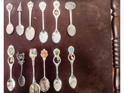 LOTE 186 - 01 LOTE COM 32 COLHERES ANTIGAS DE DIVERSOS PAÍSES E DATAS  COLHERES DE SOUVENIR, PRATEADAS E BANHADAS A PRATA. TODAS EM BOM ESTADO. PRECISAM DE UM BOM POLIMENTO E PODEM APRESENTAR PEQUENOS ARRANHÕES NA SUPERFÍCIE. COMPRADAS EM LOJAS DE ANTIGUIDADES DOS EUA. (NO ESTADO) ATENÇÃO! FAZER A VISITAÇÃO ANTES DE ARREMATAR, NÃO SABEMOS SE FUNCIONA, LEILÃO NÃO TEM GARANTIA E NEM DEVOLUÇÃO, SUJEITO A POSSÍVEIS AVARIAS VISÍVEIS/OCULTAS E/OU AUSÊNCIA DE COMPONENTES.