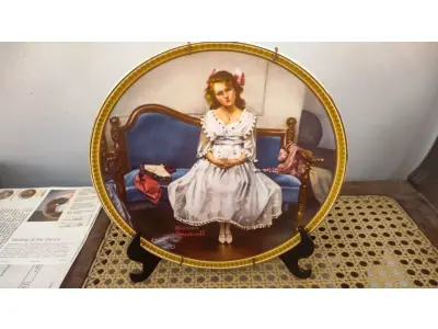 01 RARO  PRATO VINTAGE DE COLECIONADOR DA BRADFORD EXCHANGE APRESENTA A ICÔNICA PINTURA DE NORMAN ROCKWELL "ESPERANDO NO BAILE". ESTÁ COM CERTIFICADO DE AUTENTICIDADE NOTAS DE COMPRAS DA ÉPOCA DATADA EM 12/07/1982 O PRATO TEM 21 CM DE DIÂMETRO E É FEITO DE PORCELANA COM UM DESIGN MULTICOLORIDO. FAZ PARTE DA COLEÇÃO MULHERES REDESCOBERTAS DE ROCKWELL E É UMA EDIÇÃO LIMITADA E NUMERADA.O PRATO FOI PRODUZIDO NO FINAL DO SÉCULO XX UTILIZANDO O ESTILO E A TÉCNICA DE PRODUÇÃO DE CERÂMICA ARTÍSTICA. FOI FABRICADO NOS ESTADOS UNIDOS E É UM COMPLEMENTO PERFEITO PARA QUALQUER COLEÇÃO DE PRATOS DECORATIVOS DE COLECIONADOR. O PRATO ESTÁ EM EXCELENTE ESTADO E SERIA UM ÓTIMO PRESENTE PARA QUALQUER FÃ DE NORMAN ROCKWELL OU DE PRATOS DE COLECIONADOR. O SUPORTE DO PRATO NÃO ESTÁ INCLUÍDO. (NO ESTADO) ATENÇÃO! FAZER A VISITAÇÃO ANTES DE ARREMATAR, NÃO SABEMOS SE FUNCIONA, LEILÃO NÃO TEM GARANTIA E NEM DEVOLUÇÃO, SUJEITO A POSSÍVEIS AVARIAS VISÍVEIS/OCULTAS E/OU AUSÊNCIA DE COMPONENTES.