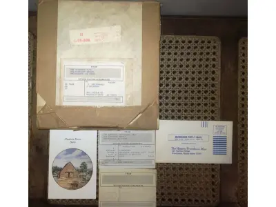 LOTE 305 - 01 RARO PRATO PORCELANA DA COLEÇÃO CELEIROS AMERICANOS EM EXTINÇÃO FRANCISCANA DA HISTORIC PROVIDENCE MINT WORLD PREMIER FIRST EDITION, DE 1983, DA SÉRIE THE VANISHING AMERICAN BARN, DA HARRIS HIEN, A SEGUNDA EDIÇÃO DA SÉRIE, INTITULADA "HUDSON RIVER BARN". EM PORTUGUES “CELEIRO DO RIO HUDSSON” O PRATO APRESENTA UMA REPRESENTAÇÃO ÚNICA, DETALHADA E COLORIDA DE UM TIPO DE CELEIRO AMERICANO, SITUADO EM UM CENÁRIO DE FAZENDA DE DIFERENTES REGIÕES DO PAÍS, COM DETALHES DOURADOS NA BORDA. ESTAMPADAS NA PARTE INFERIOR COM O NOME DA SÉRIE, TÍTULO, ASSINATURA IMPRESSA DO ARTISTA E A MARCA THE HISTORIC PROVIDENCE MINT, E MEDEM APROXIMADAMENTE 21,8 CM DE DIÂMETRO. EM EXCELENTE ESTADO, POSSUI A CAIXA ORIGINAL E OS DOCUMENTOS. O SUPORTE DO PRATO NÃO ESTÁ INCLUÍDO. PEÇA COMPRADA EM GARAGEM DE ANTIGUIDADES NOS EUA. SUPORTE PARA PRATO NÃO INCLUÍDO NESTA VENDA. (NO ESTADO) ATENÇÃO! FAZER A VISITAÇÃO ANTES DE ARREMATAR, NÃO SABEMOS SE FUNCIONA, LEILÃO NÃO TEM GARANTIA E NEM DEVOLUÇÃO, SUJEITO A POSSÍVEIS AVARIAS VISÍVEIS/OCULTAS E/OU AUSÊNCIA DE COMPONENTES.