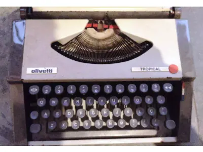 LOTE 429 - 01 MÁQUINA DE ESCREVER ANTIGA OLIVETT  TROPICAL. (NO ESTADO) ATENÇÃO! FAZER A VISITAÇÃO ANTES DE ARREMATAR, NÃO SABEMOS SE FUNCIONA, LEILÃO NÃO TEM GARANTIA E NEM DEVOLUÇÃO, SUJEITO A POSSÍVEIS AVARIAS VISÍVEIS/OCULTAS E/OU AUSÊNCIA DE COMPONENTES.