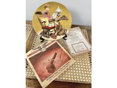 LOTE 143 - 01 RARO PRATO DE NORMAM ROCKWELL DE PORCELANA DE COLECIONADOR EDWIN KNOWLES, NUMERADA, DE 1982, DE DON SPAULDING, CHAMA-SE "DIA DOS PAIS". MEDE 21,5 CM DE DIÂMETRO. NÃO APRESENTA LASCAS, RACHADURAS OU REPAROS, LANÇADO EM 1986. APROVADO PELA FAMÍLIA ROCKWELL E SOCIEDADE DA AMÉRICA E PRODUZIDO PELA KNOWLES CHINA. PRODUZIDO EM EDIÇÃO LIMITADA A 90 DIAS DE PRODUÇÃO. NUMERADO ​​E ASSINADO. TEM 21,5 CM DE LARGURA E ESTÁ EM EXCELENTE ESTADO. ACOMPANHA CAIXA ORIGINAL E CERTIFICADO DE AUTENTICIDADE. PRATO DE NÚMERO 4944D  PEÇA COMPRADA EM GARAGEM DE ANTIGUIDADES NOS EUA. SUPORTE PARA PRATO NÃO INCLUÍDO NESTA VENDA. (NO ESTADO) ATENÇÃO! FAZER A VISITAÇÃO ANTES DE ARREMATAR, NÃO SABEMOS SE FUNCIONA, LEILÃO NÃO TEM GARANTIA E NEM DEVOLUÇÃO, SUJEITO A POSSÍVEIS AVARIAS VISÍVEIS/OCULTAS E/OU AUSÊNCIA DE COMPONENTES.