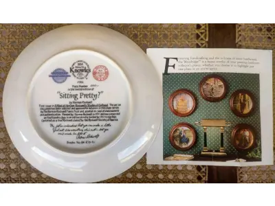 LOTE 137 - 01 RARO PRATO DE NORMAM ROCKWELL "SITTING PRETTY" É A PRIMEIRA EDIÇÃO DE "UMA MENTE PRÓPRIA", LANÇADO EM 1986. APROVADO PELA FAMÍLIA ROCKWELL E SOCIEDADE DA AMÉRICA E PRODUZIDO PELA KNOWLES CHINA. PRODUZIDO EM EDIÇÃO LIMITADA A 150 DIAS DE PRODUÇÃO. NUMERADO ​​E ASSINADO. TEM 21,5 CM DE LARGURA E ESTÁ EM EXCELENTE ESTADO. ACOMPANHA CAIXA ORIGINAL E CERTIFICADO DE AUTENTICIDADE. PRATO DE NÚMERO 2308C. PEÇA COMPRADA EM GARAGEM DE ANTIGUIDADES NOS EUA. SUPORTE PARA 01 PRATO NÃO INCLUÍDO NESTA VENDA. (NO ESTADO) ATENÇÃO! FAZER A VISITAÇÃO ANTES DE ARREMATAR, NÃO SABEMOS SE FUNCIONA, LEILÃO NÃO TEM GARANTIA E NEM DEVOLUÇÃO, SUJEITO A POSSÍVEIS AVARIAS VISÍVEIS/OCULTAS E/OU AUSÊNCIA DE COMPONENTES.