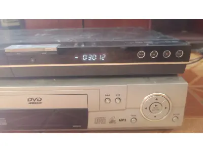 LOTE 413 - 01 HDD/DVD RECORDER LG RH397H FUNCIONANDO PERFEITAMENTE MAIS DVD CCE. (NO ESTADO) ATENÇÃO! FAZER A VISITAÇÃO ANTES DE ARREMATAR, NÃO SABEMOS SE FUNCIONA, LEILÃO NÃO TEM GARANTIA E NEM DEVOLUÇÃO, SUJEITO A POSSÍVEIS AVARIAS VISÍVEIS/OCULTAS E/OU AUSÊNCIA DE COMPONENTES.