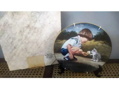 01 PRATO DE COLECIONADOR "MOMENTOS ESPECIAIS" "ENOUGH FOR TWO" DE LUCELLE RAAD, 1983. PRATO DE PORCELANA "ENOUGH FOR TWO". TERCEIRA EDIÇÃO DA SÉRIE "MOMENTOS ESPECIAIS". "ENOUGH FOR TWO" DE LUCELLE RAAD. EDIÇÃO LIMITADA A 12.500 UNIDADES EM TODO O MUNDO. NÚMERO DO PRATO: 512. COM 21 CM DE DIAMETRO . TERCEIRO DA SÉRIE "MOMENTOS ESPECIAIS". MENINO COMPARTILHANDO SUA CASQUINHA DE SORVETE COM UM GATINHO. EXCELENTE ESTADO DE USO. SEM LASCAS OU RACHADURAS. VEM NA CAIXA ORIGINAL, COM CERTIFICADO DE AUTENTICIDADE.SUPORTE PARA PRATO NÃO INCLUÍDO NESTA VENDA. (NO ESTADO) ATENÇÃO! FAZER A VISITAÇÃO ANTES DE ARREMATAR, NÃO SABEMOS SE FUNCIONA, LEILÃO NÃO TEM GARANTIA E NEM DEVOLUÇÃO, SUJEITO A POSSÍVEIS AVARIAS VISÍVEIS/OCULTAS E/OU AUSÊNCIA DE COMPONENTES.