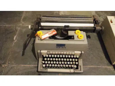 LOTE 435 - 01 MÁQUINA DE ESCREVER ANTIGA OLIVETTI  LINEA 98. (NO ESTADO) ATENÇÃO! FAZER A VISITAÇÃO ANTES DE ARREMATAR, NÃO SABEMOS SE FUNCIONA, LEILÃO NÃO TEM GARANTIA E NEM DEVOLUÇÃO, SUJEITO A POSSÍVEIS AVARIAS VISÍVEIS/OCULTAS E/OU AUSÊNCIA DE COMPONENTES.