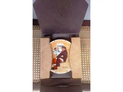 01 PRATO DE NATAL DE NORMAN ROCKWELL "PAPAI NOEL NO METRÔ", 1983. PRATO DE PORCELANA EDWIN M. KNOWLES. BRADFORD EXCHANGE. O PRATO ESTÁ COM A DOCUMENTAÇÃO ORIGINAL. ASSINADO, AUTENTICADO E DATADO NO VERSO. PRATO DE NUMERO 8290G.EDIÇÃO LIMITADA DE "PAPAI NOEL NO CAMINHO", PINTADA EM 1940 POR NORMAN OCKWELL E CERTIFICADA PELA SOCIEDADE ROC WELL DA AMÉRICA. DÉCIMA SÉRIE ANUAL FECHADA EM EDIÇÃO LIMITADA, PERMANENTEMENTE FECHADA POR WIN KNOWLEON EM 24 DE DEZEMBRO DE 1983. CP DE 1983 BRADEX NO-270-1.10. RESULTADOS PARA MAIS ANTIGO CROWLEY NAM. PEÇA COMPRADA EM GARAGEM DE ANTIGUIDADES NOS EUA. SUPORTE PARA PRATO NÃO INCLUÍDO NESTA VENDA. (NO ESTADO) ATENÇÃO! FAZER A VISITAÇÃO ANTES DE ARREMATAR, NÃO SABEMOS SE FUNCIONA, LEILÃO NÃO TEM GARANTIA E NEM DEVOLUÇÃO, SUJEITO A POSSÍVEIS AVARIAS VISÍVEIS/OCULTAS E/OU AUSÊNCIA DE COMPONENTES.