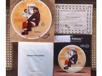 LOTE 334 - 01 PRATO DE NATAL DE NORMAN ROCKWELL "PAPAI NOEL NO METRÔ", 1983. PRATO DE PORCELANA EDWIN M. KNOWLES. BRADFORD EXCHANGE. O PRATO ESTÁ COM A DOCUMENTAÇÃO ORIGINAL. ASSINADO, AUTENTICADO E DATADO NO VERSO. PRATO DE NUMERO 8290G.EDIÇÃO LIMITADA DE "PAPAI NOEL NO CAMINHO", PINTADA EM 1940 POR NORMAN OCKWELL E CERTIFICADA PELA SOCIEDADE ROC WELL DA AMÉRICA. DÉCIMA SÉRIE ANUAL FECHADA EM EDIÇÃO LIMITADA, PERMANENTEMENTE FECHADA POR WIN KNOWLEON EM 24 DE DEZEMBRO DE 1983. CP DE 1983 BRADEX NO-270-1.10. RESULTADOS PARA MAIS ANTIGO CROWLEY NAM. PEÇA COMPRADA EM GARAGEM DE ANTIGUIDADES NOS EUA. SUPORTE PARA PRATO NÃO INCLUÍDO NESTA VENDA. (NO ESTADO) ATENÇÃO! FAZER A VISITAÇÃO ANTES DE ARREMATAR, NÃO SABEMOS SE FUNCIONA, LEILÃO NÃO TEM GARANTIA E NEM DEVOLUÇÃO, SUJEITO A POSSÍVEIS AVARIAS VISÍVEIS/OCULTAS E/OU AUSÊNCIA DE COMPONENTES.