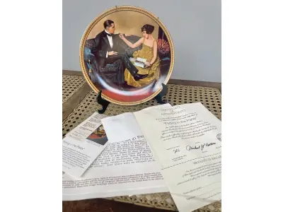 01 LINDO PRATO VINTAGE NORMAN ROCKWELL,NORMAN ROCKWELL, "FLIRTING IN THE PARLOUR" MULHERES REDESCOBERTAS POR NORMAN ROCKWELL,OITAVA EDIÇÃO DA COLEÇÃO REDISCOVERED WOMEN DA ROCKWELL, 1983 NA CAIXA ORIGINAL COM CERTIFICADO DE AUTENTICIDADE,FOLHETOS E DOCUMENTOS DA ÉPOCA. NÚMERO DO PRATO 7791F DE EDWIN KNOWLES NÚMERO BREITAX 84- R70 4-8. COM 21,5 CM DE DIAMETRO, COMPRADO E, 23/07/1983. (NO ESTADO) ATENÇÃO! FAZER A VISITAÇÃO ANTES DE ARREMATAR, NÃO SABEMOS SE FUNCIONA, LEILÃO NÃO TEM GARANTIA E NEM DEVOLUÇÃO, SUJEITO A POSSÍVEIS AVARIAS VISÍVEIS/OCULTAS E/OU AUSÊNCIA DE COMPONENTES.