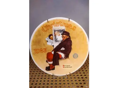 LOTE 334 - 01 PRATO DE NATAL DE NORMAN ROCKWELL "PAPAI NOEL NO METRÔ", 1983. PRATO DE PORCELANA EDWIN M. KNOWLES. BRADFORD EXCHANGE. O PRATO ESTÁ COM A DOCUMENTAÇÃO ORIGINAL. ASSINADO, AUTENTICADO E DATADO NO VERSO. PRATO DE NUMERO 8290G.EDIÇÃO LIMITADA DE "PAPAI NOEL NO CAMINHO", PINTADA EM 1940 POR NORMAN OCKWELL E CERTIFICADA PELA SOCIEDADE ROC WELL DA AMÉRICA. DÉCIMA SÉRIE ANUAL FECHADA EM EDIÇÃO LIMITADA, PERMANENTEMENTE FECHADA POR WIN KNOWLEON EM 24 DE DEZEMBRO DE 1983. CP DE 1983 BRADEX NO-270-1.10. RESULTADOS PARA MAIS ANTIGO CROWLEY NAM. PEÇA COMPRADA EM GARAGEM DE ANTIGUIDADES NOS EUA. SUPORTE PARA PRATO NÃO INCLUÍDO NESTA VENDA. (NO ESTADO) ATENÇÃO! FAZER A VISITAÇÃO ANTES DE ARREMATAR, NÃO SABEMOS SE FUNCIONA, LEILÃO NÃO TEM GARANTIA E NEM DEVOLUÇÃO, SUJEITO A POSSÍVEIS AVARIAS VISÍVEIS/OCULTAS E/OU AUSÊNCIA DE COMPONENTES.