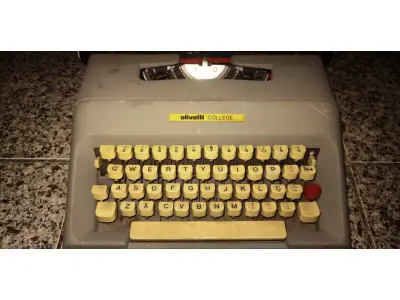 LOTE 431 - 01 MÁQUINA DE ESCREVER ANTIGA OLIVETT COLLEGE. (NO ESTADO) ATENÇÃO! FAZER A VISITAÇÃO ANTES DE ARREMATAR, NÃO SABEMOS SE FUNCIONA, LEILÃO NÃO TEM GARANTIA E NEM DEVOLUÇÃO, SUJEITO A POSSÍVEIS AVARIAS VISÍVEIS/OCULTAS E/OU AUSÊNCIA DE COMPONENTES.
