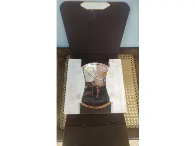 01 LINDO PRATO COLECIONÁVEL VINTAGE DE NORMAN ROCKWELL. A SEGUNDA EDIÇÃO DE "A MIND OF HER OWN ROCKWELL'S STUDIES OF GIRLHOOD". - "SERIOUS BUSINESS" -  A CENA CAPTURA UMA JOVEM ARTISTA PINTANDO UM QUADRO. A ARTE NESTA PLACA FOI SELECIONADA E APROVADA PARA INCLUSÃO NESTA SÉRIE DE PLACAS PELO NORMAN ROCKWELL FAMILY TRUST, RECEBENDO SEU SELO DE ENDOSSO E AUTENTICAÇÃO. PINTADA POR NORMAN ROCKWELL EM 1922 E AGORA PRESERVADA EM PORCELANA FINA KNOWLES EM UMA EDIÇÃO ESTRITAMENTE LIMITADA A 150 DIAS DE QUEIMA. CERTIFICADA COMO UM VERDADEIRO CLÁSSICO ROCKWELL PELA ROCKWELL SOCIETY OF AMERICA. ESTA É OBVIAMENTE UMA JOVEM MUITO DETERMINADA. MEU PAI RESPEITAVA ESSA QUALIDADE. THOMAS ROKWELL BRADEX Nº 84-R70-9.2, PLACA NUMERADA 5662D, ILUSTRAÇÃO LINDAMENTE DETALHADA DE NORMAN ROCKWELL, PERFEITO PARA COLECIONADORES OU COMO PRESENTE,  IDEAL PARA EXIBIÇÃO EM PAREDE OU PRATELEIRA, ENRIQUEÇA SUA DECORAÇÃO OU COMECE UMA COLEÇÃO DE ARTE COM ESTA PEÇA ATEMPORAL. COM 21 CM DE DIAMETRO CAIXA E CERTIFICADO E FOLHETOS  ORIGINAIS.PEÇA COMPRADA EM GARAGEM DE ANTIGUIDADES NOS EUA. SUPORTE PARA PRATO NÃO INCLUÍDO NESTA VENDA. (NO ESTADO) ATENÇÃO! FAZER A VISITAÇÃO ANTES DE ARREMATAR, NÃO SABEMOS SE FUNCIONA, LEILÃO NÃO TEM GARANTIA E NEM DEVOLUÇÃO, SUJEITO A POSSÍVEIS AVARIAS VISÍVEIS/OCULTAS E/OU AUSÊNCIA DE COMPONENTES.