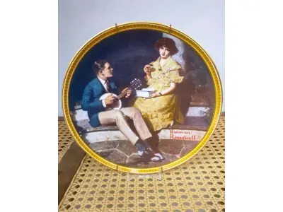 LOTE 339 - 01 PRATO DE NORMAN ROCKWELL EDIÇÃO LIMITADA "A 100 DIAS DE QUEIMA DE ESTOQUE" DA SÉRIE MULHERES REDESCOBERTAS, "PONDERING ON THE PORCH"3º PRATO DA SÉRIE MULHERES REDESCOBERTAS,21,5 CM DE DIÂMETRO, BRADEX Nº 84-R70-4.3 1981.PRATO DE NUMERO 15944C.COM NOTA FIDCAL DE COMPRA DATADA EM 31/08/1982 E COM TODOS FOLHETOS E CAIXA DA EPOCA  EDWIN M. KNOWLES CHINA COMPANY UM GENUÍNO CLÁSSICO ROCKWELL. FINA EDWIN M KNOWLES. COM CERTIFICADO DE AUTENTICIDADE, FEITO NOS ESTADOS UNIDOS. PERFEITO PARA FÃS DA ICÔNICA OBRA DE ROCKWELL, ESTE PRATO DE COLECIONADOR É UM ITEM ESSENCIAL PARA QUALQUER COLEÇÃO. ADICIONE ESTA PEÇA DESLUMBRANTE À SUA COLEÇÃO HOJE MESMO E ADMIRE OS DETALHES COMPLEXOS E AS BELAS CORES QUE FAZEM DESTE PRATO UMA OBRA DE ARTE. COM CERTIFICADO DE AUTENTICIDADE. ITEM COMPRADO E GARAGENS DE ANTIGUIDADES NOS EUA.SUPORTE PARA PRATO NÃO INCLUÍDO NESTA VENDA. (NO ESTADO) ATENÇÃO! FAZER A VISITAÇÃO ANTES DE ARREMATAR, NÃO SABEMOS SE FUNCIONA, LEILÃO NÃO TEM GARANTIA E NEM DEVOLUÇÃO, SUJEITO A POSSÍVEIS AVARIAS VISÍVEIS/OCULTAS E/OU AUSÊNCIA DE COMPONENTES.