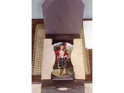 01 ADORADO PRATO DE COLECIONADOR INTITULADO "UM ENIGMA" É UM PRATO DE COLECIONADOR DE EDIÇÃO LIMITADA DA SÉRIE  "THE KING AND" "EM PORTUGUES O REI E EU", DE KNOWLES.PINTADO À MÃO POR WILLIAM CHAMBERS. VENDIDO APENAS POR 150 DIAS E LOGO FOI ENCERRADA AS VENDAS NOS EUA. EM 1980.O PRATO MEDE APROXIMADAMENTE 21 CM E ESTÁ EM EXCELENTE ESTADO.NÚMERO DO PRATO: 771B.COM CAIXA E CERTIFICADO, MANTIDO EM CASA LIVRE DE FUMO.PEÇA COMPRADA EM GARAGEM DE ANTIGUIDADES NOS EUA. “SUPORTE PARA PRATO NÃO INCLUÍDO NESTA VENDA.” . (NO ESTADO) ATENÇÃO! FAZER A VISITAÇÃO ANTES DE ARREMATAR, NÃO SABEMOS SE FUNCIONA, LEILÃO NÃO TEM GARANTIA E NEM DEVOLUÇÃO, SUJEITO A POSSÍVEIS AVARIAS VISÍVEIS/OCULTAS E/OU AUSÊNCIA DE COMPONENTES.