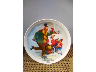 LOTE 335 - 01 PRATO COLECIONÁVEL "THE CSATARI GRANDPARENTS" PRATO DOS AVÓS DE KNOWLES, DE 1980, POR JOSEPH CSATARI.COM 21,5 DE DIAMETRO. É UM PRATO DE EDIÇÃO LIMITADA Nº 10903C. ESTA É A ÚNICA EDIÇÃO DA COLEÇÃO. PINTADA POR: JOSEPH CSATARI."THE SKATING LESSON" "EM PORTUGUES A AULA DE PATINAÇÃO" TAMBÉM É ASSINADA NA FRENTE POR JOSEPH CSATARI. FOI CONCLUÍDA EM 1981 POR KNOWLES. O BRADEX Nº: 84-K.41-4.2. KNOWLES FABRICAVA NA EPOCA  MUITOS PRATOS COLECIONÁVEIS ​​E É A MARCA MAIS ANTIGA DA AMÉRICA NA CHINA FINA - DESDE 1854. ESTE LINDO PRATO ESTÁ NA CASA DOS AVÓS TENDO HORA DA HISTÓRIA ENQUANTO O VOVÔ DORME. OS GRÁFICOS E AS CORES SÃO LINDOS - VERMELHO, AMARELO, BRANCO, CINZA, ROSA, BEGE, VERDE, AZUL, MARROM E PRETO, TORNANDO ESTE PRATO COLECIONÁVEL CAPAZ DE CABER EM QUALQUER CÔMODO COM QUALQUER DECORAÇÃO.EM EXCELENTE ESTADO. O SUPORTE DO PRATO NÃO ESTÁ INCLUÍDO. PEÇA COMPRADA EM GARAGEM DE ANTIGUIDADES NOS EUA. SUPORTE PARA PRATO NÃO INCLUÍDO NESTA VENDA. (NO ESTADO) ATENÇÃO! FAZER A VISITAÇÃO ANTES DE ARREMATAR, NÃO SABEMOS SE FUNCIONA, LEILÃO NÃO TEM GARANTIA E NEM DEVOLUÇÃO, SUJEITO A POSSÍVEIS AVARIAS VISÍVEIS/OCULTAS E/OU AUSÊNCIA DE COMPONENTES.