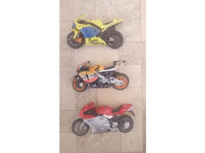 LOTE 182 - LOTE COM 3 MINIATURAS DE MOTOS DE COLEÇÃO. (NO ESTADO) ATENÇÃO! FAZER A VISITAÇÃO ANTES DE ARREMATAR, NÃO SABEMOS SE FUNCIONA, LEILÃO NÃO TEM GARANTIA E NEM DEVOLUÇÃO, SUJEITO A POSSÍVEIS AVARIAS VISÍVEIS/OCULTAS E/OU AUSÊNCIA DE COMPONENTES. (NO ESTADO) ATENÇÃO! FAZER A VISITAÇÃO ANTES DE ARREMATAR, NÃO SABEMOS SE FUNCIONA, LEILÃO NÃO TEM GARANTIA E NEM DEVOLUÇÃO, SUJEITO A POSSÍVEIS AVARIAS VISÍVEIS/OCULTAS E/OU AUSÊNCIA DE COMPONENTES.